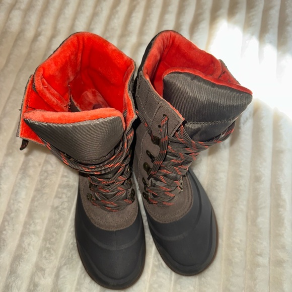 BARETRAPS Brown Winter Boots with Coral Accents